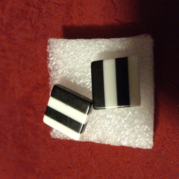 2 pairs of studded earrings - Picture 2 of 3